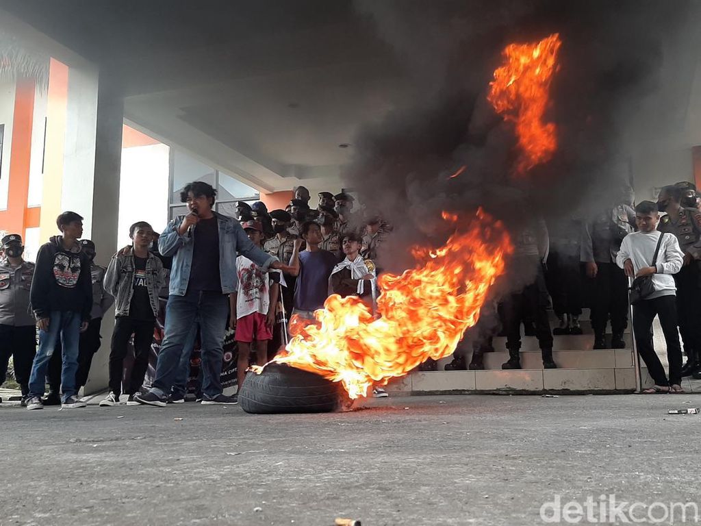 Kericuhan Warnai Demo Tolak RKUHP di Tasikmalaya Kericuhan Warnai Demo Tolak RKUHP di Tasikmalaya