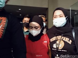 Medina Zein Kenakan Rompi Merah Usai Resmi Ditahan Medina Zein Kenakan Rompi Merah Usai Resmi Ditahan