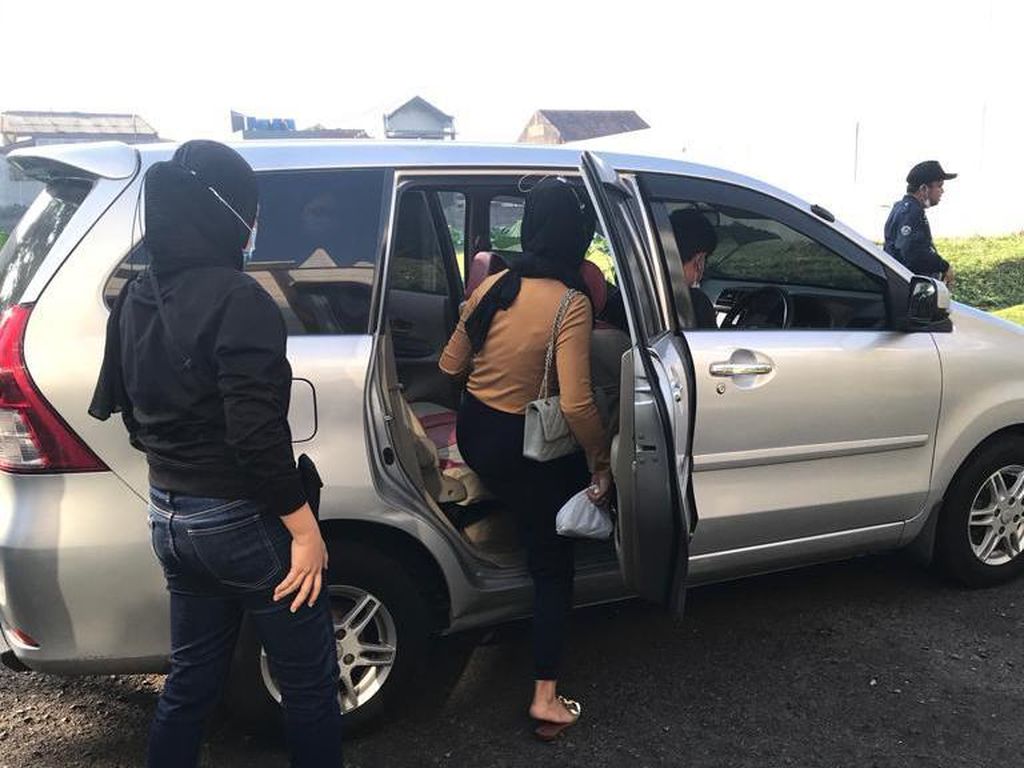 Medina Zein Pernah Tantang Dijemput Polisi Pakai Vellfire, Datangnya Xenia Medina Zein Pernah Tantang Dijemput Polisi Pakai Vellfire, Datangnya Xenia