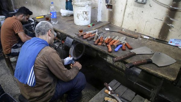 Melihat Kesibukan Tukang Asah Pisau Jelang Idul Adha