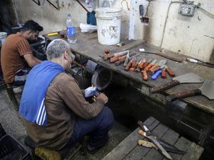 Melihat Kesibukan Tukang Asah Pisau Jelang Idul Adha