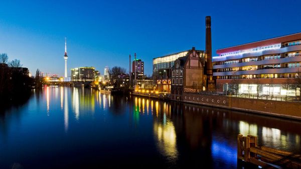 Potret Lansekap Blue Hour yang Menawan di Atas Langit Jerman