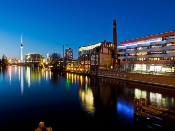 Potret Lansekap Blue Hour yang Menawan di Atas Langit Jerman