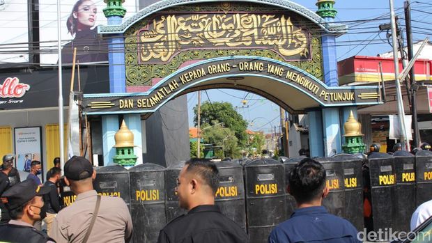 Moch Subchi Azal Tsani (MSAT) ditangkap polisi pagi ini, Kamis (7/7/2022). Subchi masuk ke dalam Daftar Pencarian Orang (DPO) atas kasus pencabulan santriwati.