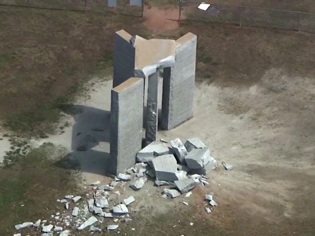 Boom! Stonehenge dari AS Rusak Parah Dibom Orang Tak Dikenal Boom! Stonehenge dari AS Rusak Parah Dibom Orang Tak Dikenal