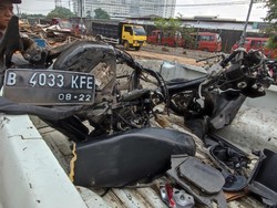 Terpental Usai Tertabrak KA di Bekasi, Motor Terseret KRL Sejauh 2,5 Km