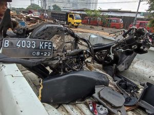 Terpental Usai Tertabrak KA di Bekasi, Motor Terseret KRL Sejauh 2,5 Km Terpental Usai Tertabrak KA di Bekasi, Motor Terseret KRL Sejauh 2,5 Km