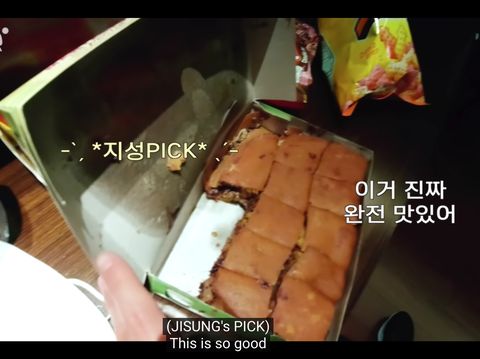 Jisung NCT Dream mengaku doyan martabak usai mencicipinya di Jakarta, Indonesia (2022).