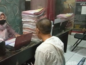 Tega! Anak di Cirebon Lindas Kaki Ibunya Pakai Sepeda Motor