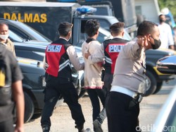 Massa yang Halangi Penangkapan Mas Bechi Diangkut 3 Truk ke Polres Jombang