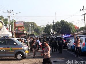 Ketegangan saat Jemput Paksa Anak Kiai Jombang DPO Cabul-Ada Polisi Terluka