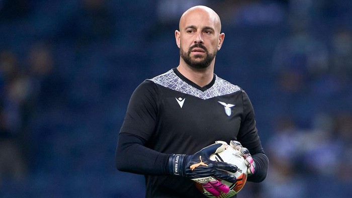 PORTO, PORTUGAL - FEBRUARY 17:  Pepe Reina of SS Lazio looks on during the warm up prior to the UEFA Europa League Knockout Round Play-Offs Leg One match between FC Porto and SS Lazio at Estadio do Dragao on February 17, 2022 in Porto, Portugal. (Photo by Jose Manuel Alvarez/Quality Sport Images/Getty Images)