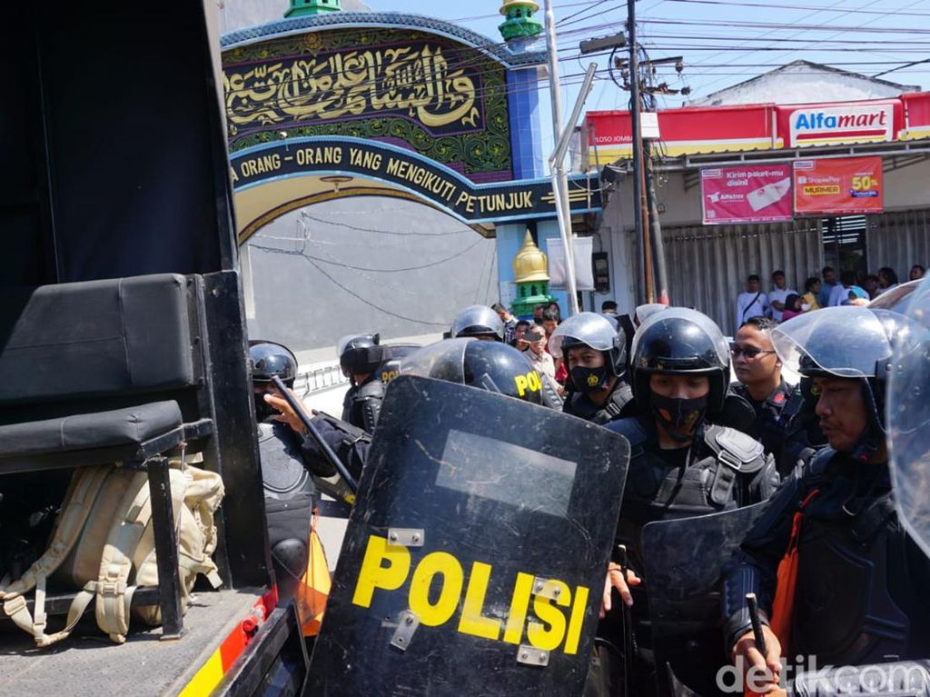 Kasat Reskrim Polres Jombang Disiram Kopi Panas Saat Kepung Mas Bechi