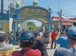 3 Truk Polisi Angkut Massa yang Halangi Penangkapan Mas Bechi