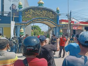 3 Truk Polisi Angkut Massa yang Halangi Penangkapan Mas Bechi 3 Truk Polisi Angkut Massa yang Halangi Penangkapan Mas Bechi
