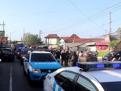 Kendaraan Gas Air Mata Siaga Saat Aksi Jemput Paksa Anak Kiai Jombang