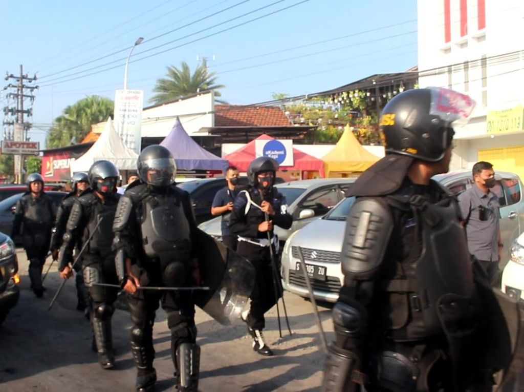 Momen Rumah Anak Kiai Jombang DPO Pencabulan Dikepung Polisi