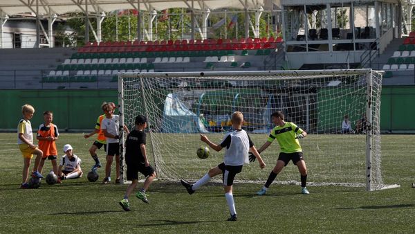 Semangat Bocah Ukraina Main Bola di Stadion yang Rusak Dibom Rusia