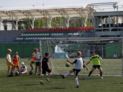 Semangat Bocah Ukraina Main Bola di Stadion yang Rusak Dibom Rusia