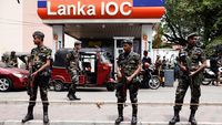 Stok BBM Menipis, Pom Bensin di Sri Lanka Dijaga Tentara, Ini Fotonya