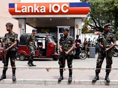 Stok BBM Menipis, Pom Bensin di Sri Lanka Dijaga Tentara, Ini Fotonya