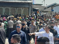 Girangnya Warga Belawan Dapat Sembako dari Jokowi