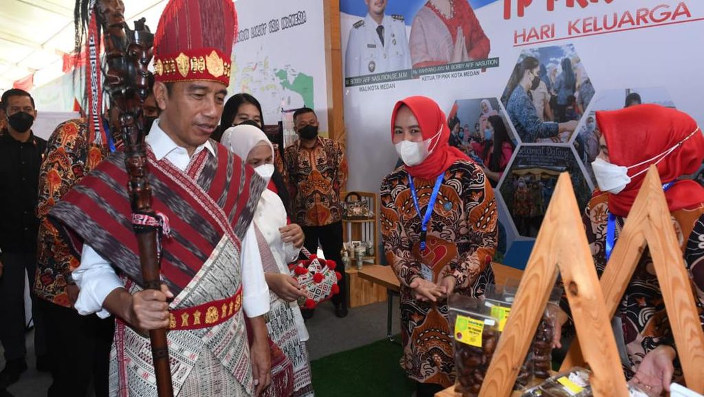 Momen Presiden Jokowi Diberi Tongkat Raja Adat Batak Toba