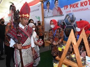 Momen Presiden Jokowi Diberi Tongkat Raja Adat Batak Toba