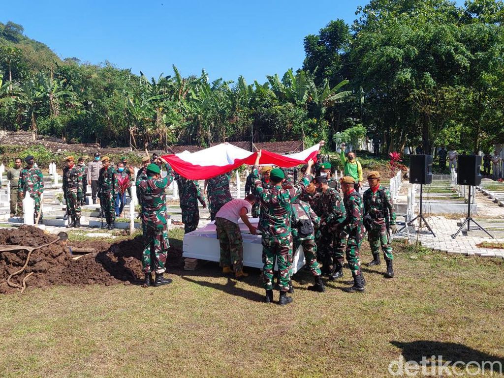 Pemakaman Karumkit L.B Moerdani Merauke yang Tewas Ditembak Bawahannya