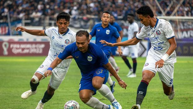 Pesepak bola PSIS Semarang Wawan Febrianto (tengah) berupaya melewati hadangan pesepak bola Arema FC Irsyad Maulana (kiri) dan Achmad Figo (kanan) saat pertandingan semifinal leg 1 Piala Presiden 2022 di Stadion Jatidiri Semarang, Jawa Tengah, Kamis (7/7/2022). ANTARA FOTO/Aji Styawan/hp.