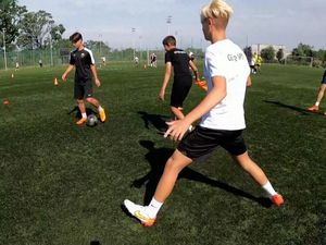 Remaja Ukraina Kembali Bermain Sepak Bola Walau Stadion Porak-poranda