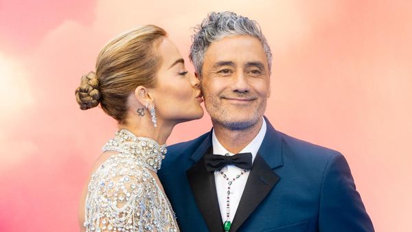 Mmuah! Rita Ora Kecup Taika Waititi di Premiere Thor: Love and Thunder