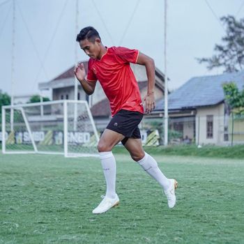 Bek Timnas Indonesia dan Persebaya Surabaya Rizky Ridho memakai sepatu Ortuseight terbaru, Catalyst Meister