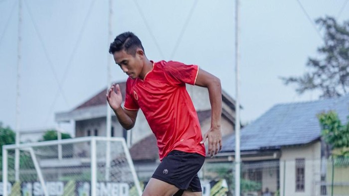 Bek Timnas Indonesia dan Persebaya Surabaya Rizky Ridho memakai sepatu Ortuseight terbaru, Catalyst Meister