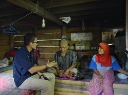 Sandiaga Bantu Kakek yang Gemar Ngaji ke Dokter THT