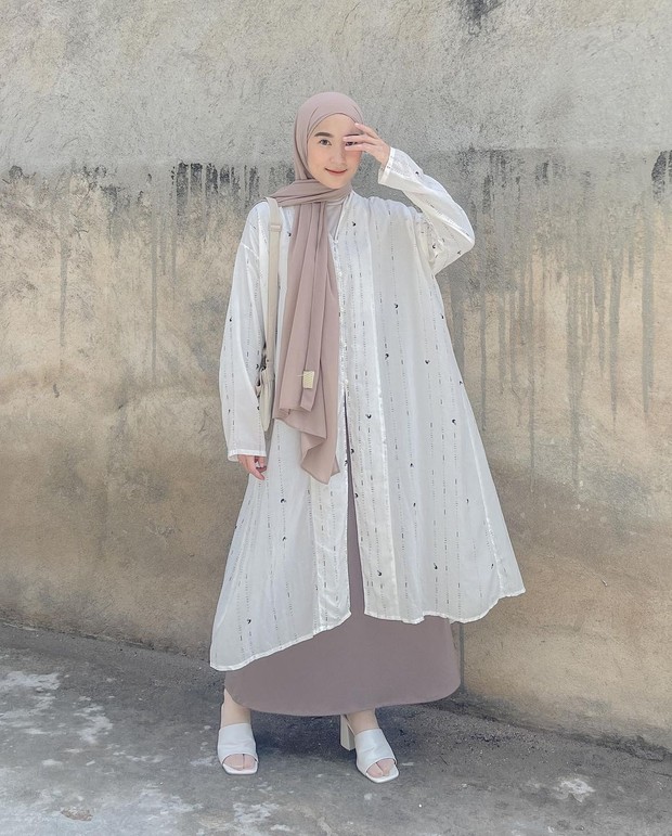 Sejauh Mata Memandang - Kebaya Panjang 'Ayam-Garis'/ Foto: Instagram/denisarani Sejauh Mata Memandang - Kebaya Panjang 'Ayam-Garis'