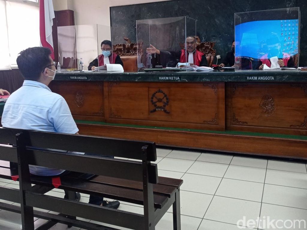 Hakim Tegur Pengacara-Jaksa karena Ribut di Sidang Ayu Thalia Hakim Tegur Pengacara-Jaksa karena Ribut di Sidang Ayu Thalia