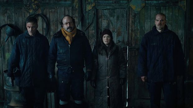 Enzo (Tom Wlaschiha), Murray Bauman (Brett Gelman), Joyce (Winona Ryder), dan Jim Hopper (David Harbour) dalam Stranger Things 4 (2022).