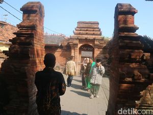 Peziarah Padati Makam Sunan Kudus Jelang Idul Adha