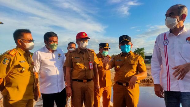 Gubernur Kalteng, Sugianto Sabran, beserta jajaranya meninjau area Sirkuit UCI MTB Eliminator World Cup 2022 yang dibangun di Area Stadion Tuah Pahoe, Selasa (5/7/2022).