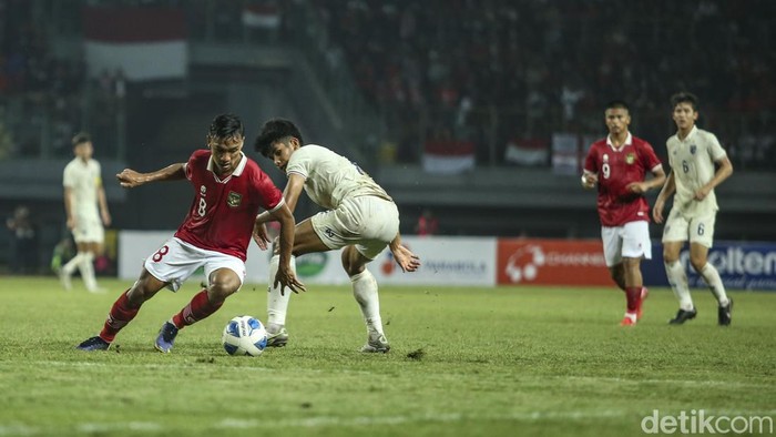 Timnas Indonesia U-19 vs Thailand di Piala AFF U-19 berakhir imbang 0-0. Hasil ini membuat persaingan Grup A seru sampai laga terakhir.