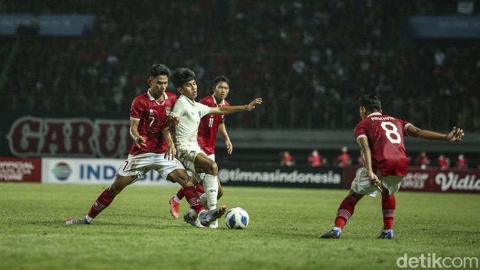 Timnas Indonesia U-19 vs Thailand di Piala AFF U-19 berakhir imbang 0-0. Hasil ini membuat persaingan Grup A seru sampai laga terakhir.