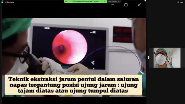 Gadis depok menyentuh peniti sambil merapikan hijabnya.