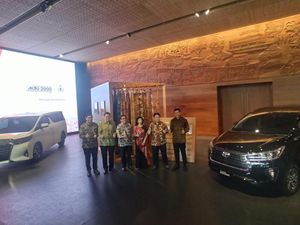Toyota Innova dan Alphard Edisi Spesial Batik Iwan Tirta Meluncur, Ini Harganya