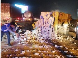 Truk Bermuatan Bata Ringan Terguling di Tol Jagorawi, Diduga Sopir Ngantuk