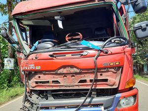 Gagal Nyalip, Truk Pertamina Tabrak Mobil Fuso di Pandeglang Banten