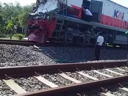 Truk Muat Kayu Tertabrak KA Logawa di Jombang, 1 Orang Tewas
