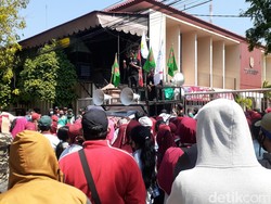 Tolak PHK Sepihak, Massa Buruh Geruduk Disnaker Semarang