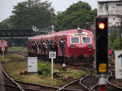 Potret Warga Sri Lanka Bergelantungan di Kereta Gegara Krisis Ekonomi