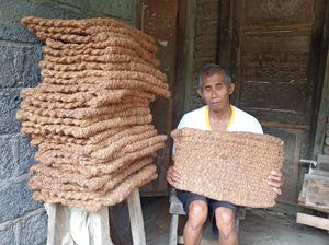 Bersahaja, Tunanetra di Karangasem Buat Keset dari Sabut Kelapa